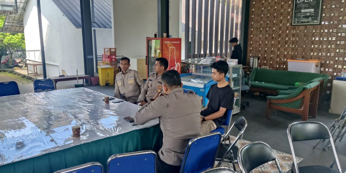 Patroli mobile rutin Polsek Kadudampit untuk mengantisipasi gangguan kamtibmas  di wilayah hukum polsek kadudampit