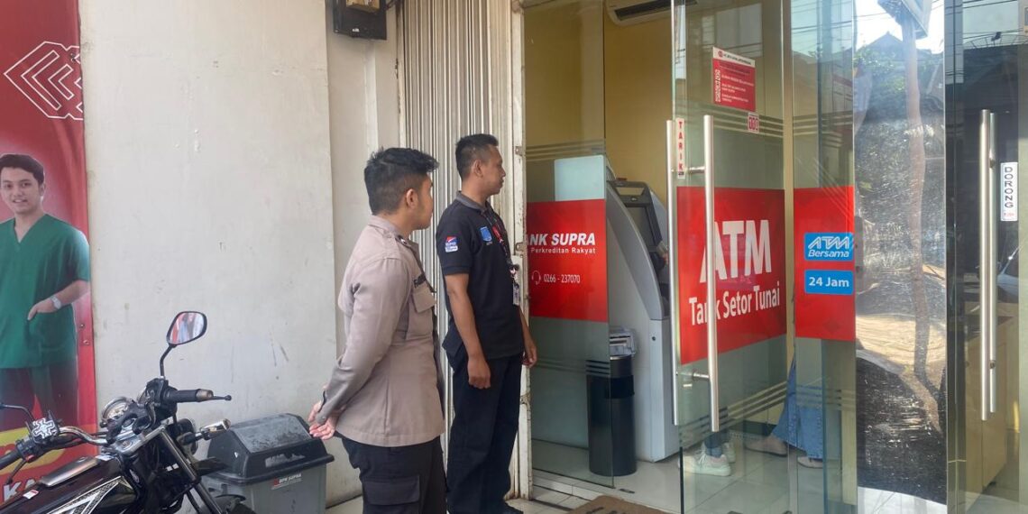 Bhabinkamtibmas Lakukan Pengawalan Perbankan Cegah Gangguan Kamtibmas.