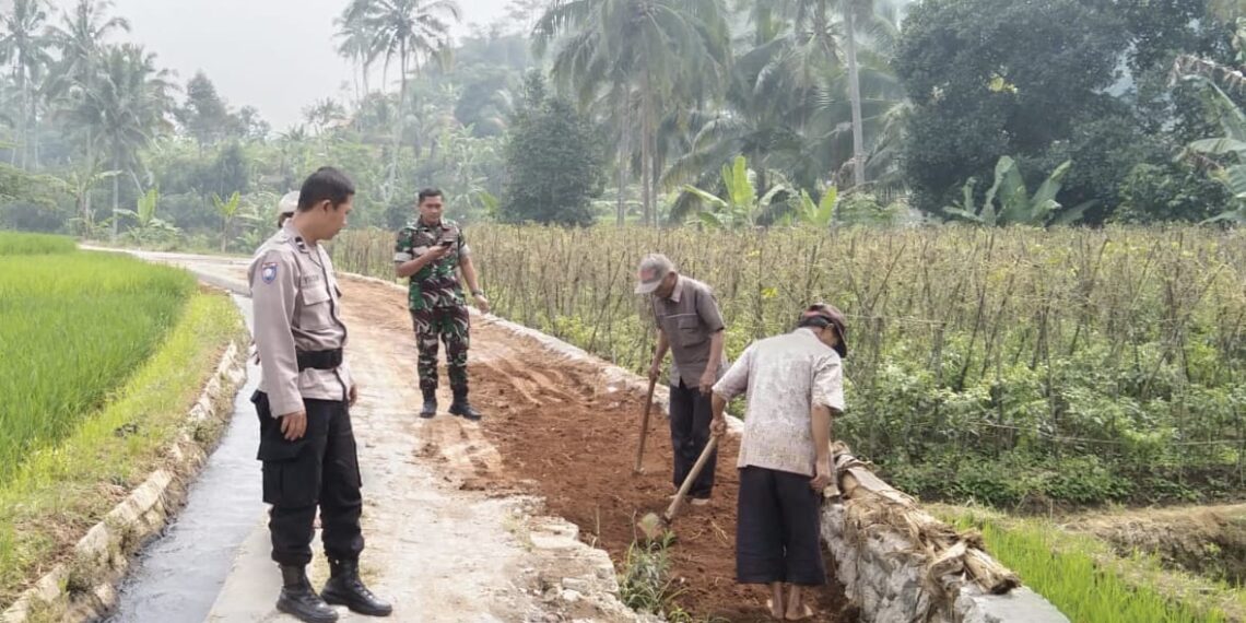 Bhabinkamtibmas Selawangi & Babinsa Selawangi monitoring pembangunan perbaikan Jalan