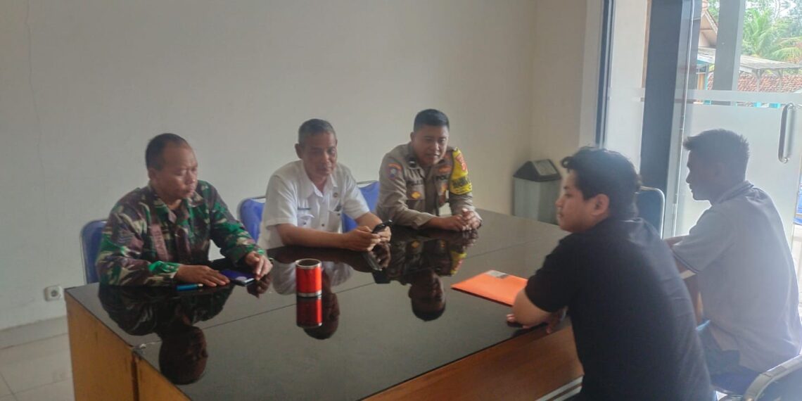 Bercengkrama langsung, Sinegritas TNI-Polri bangun Stabilitas Kamtibmas bersama Lurah Baros.