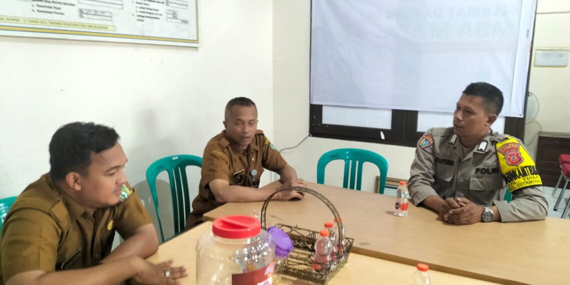 Bhabinkamtibmas Kelurahan Tipar Lakukan Sambangi Staf Kelurahan Tipar.