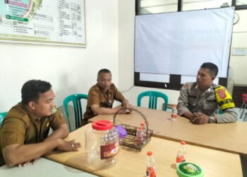Bhabinkamtibmas Kelurahan Tipar Lakukan Sambangi Staf Kelurahan Tipar.