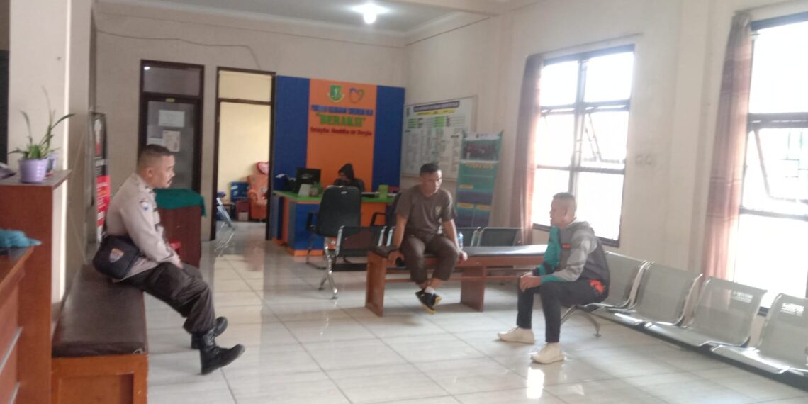 Bhabinkamtibmas Polsek Cibeureum Sambangi Warga / Perangkat Kelurahan dan berikan himbauan Kamtibmas