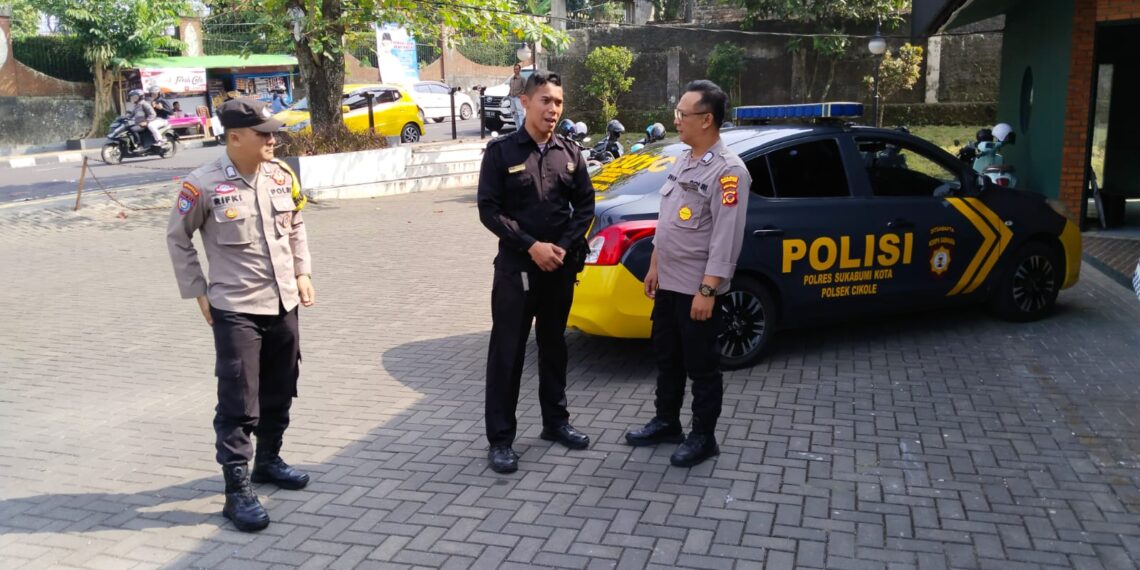Pantau Situasi Kamtibmas, Bhabinkamtibmas Polsek Cikole Laksanakan Giat Sambang Dengan Satpam