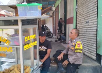 Sambangi Pedagang Bhabinkamtibmas Polsek Cireunghas Jalin Komunikasi Kamtibmas