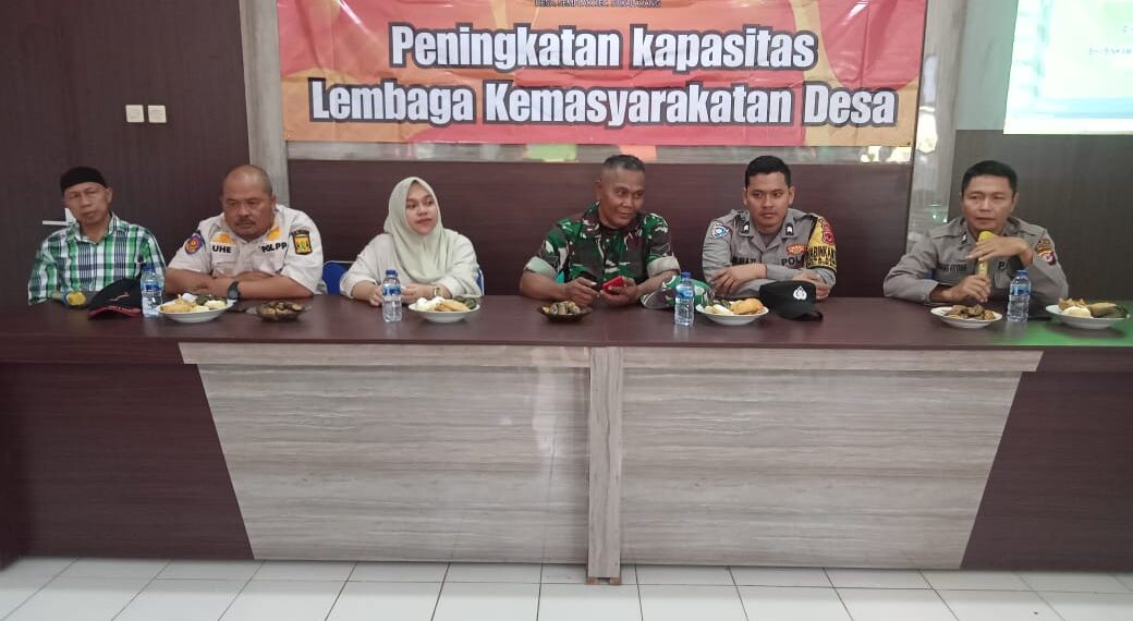 Kanit Binmas Sektor Sukalarang Berikan Pembekalan Peningkatan Kapasitas Linmas Lembaga Kemasyarakatan Desa