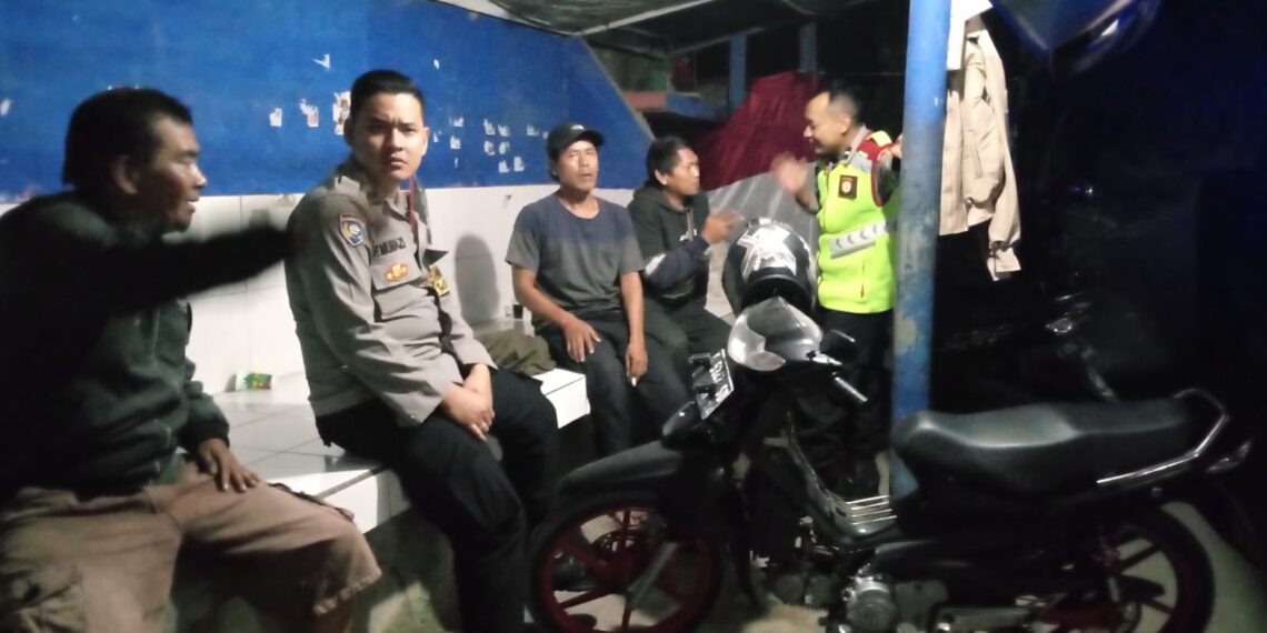 Ngobrol Bersama Masyarakat, Patroli Dialogis Malam Petugas Sampaikan Pesan Kamtibmas