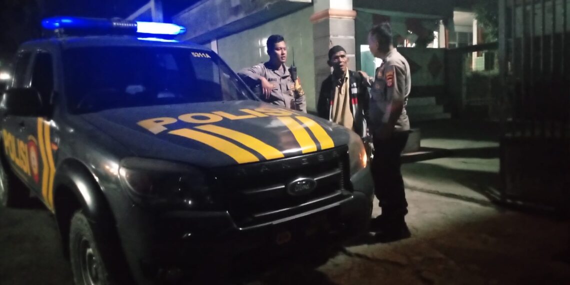 Sambangi Sekolah Ketika Patroli Malam Salah Satu Upaya Polsek Sukalarang Dalam Mencegah Aksi Kejahatan Malam Hari