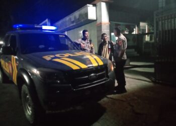 Sambangi Sekolah Ketika Patroli Malam Salah Satu Upaya Polsek Sukalarang Dalam Mencegah Aksi Kejahatan Malam Hari