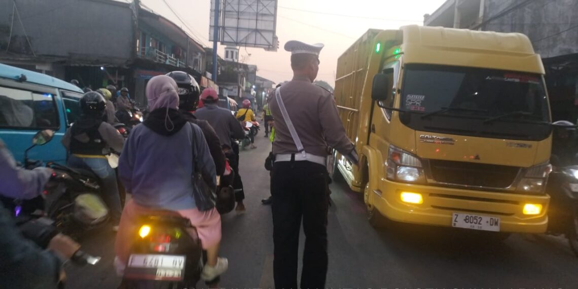 Antisipasi Kemacetan Pagi, Unit Lantas Polsek Sukalarang Laksanakan Gatur Lalin Saat Jam Masuk Karyawan