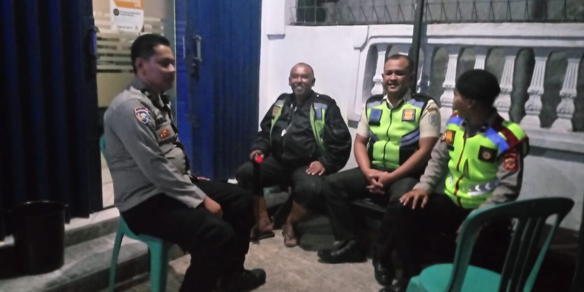 Personil Samapta Polsek Sukalarang Patroli Malam Hari Sambangi ATM BRI Cegah Kejahatan Perbankan