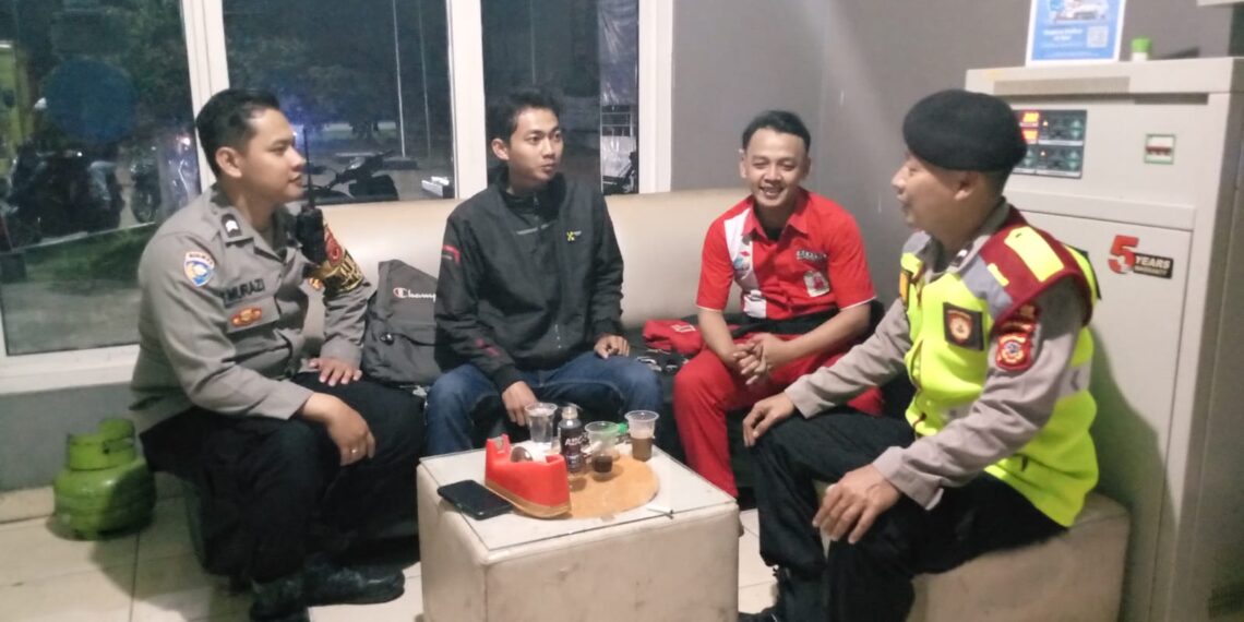 Polisi Sambangi SPBU Malam Hari, Sampaikan Pesan Kamtibmas