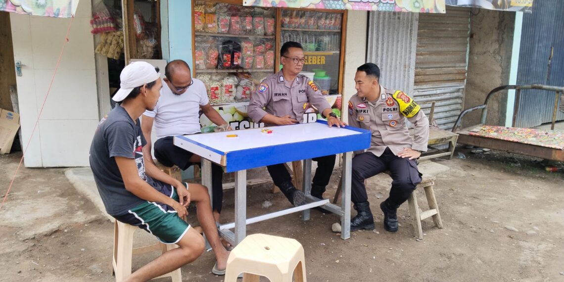Bhabinkamtibmas Polsek Cikole Laksanakan Giat Sambang Warga