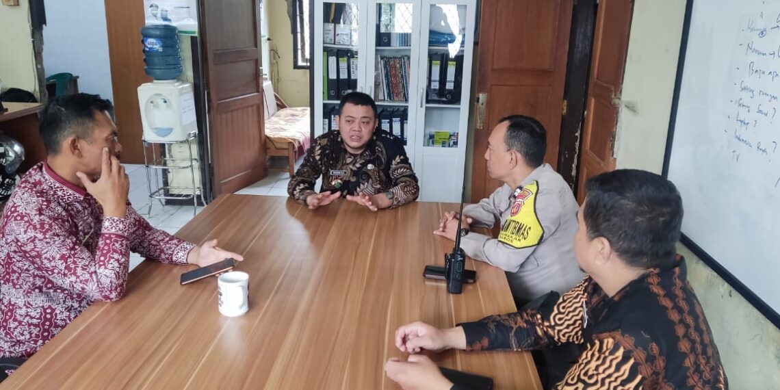 Wujudkan Harkamtibmas, Bhabinkamtibmas Jayamekar Efektifkan Sambang Staf kelurahan Jayamekar