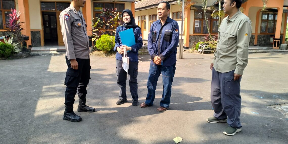 Wujudkan Harkamtibmas, Bhabinkamtibmas Sambangi Staf Kelurahan Jayaraksa
