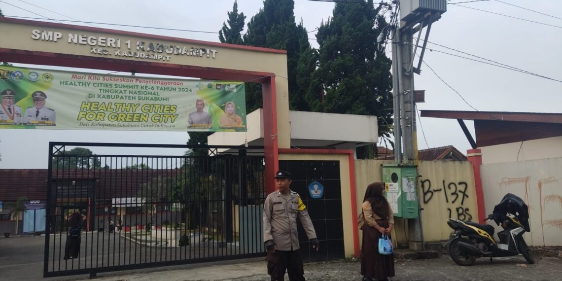 Giat Gatur Anggota Polsek Kadudampit Antisipasi Kemacetan dan rawan laka lantas.