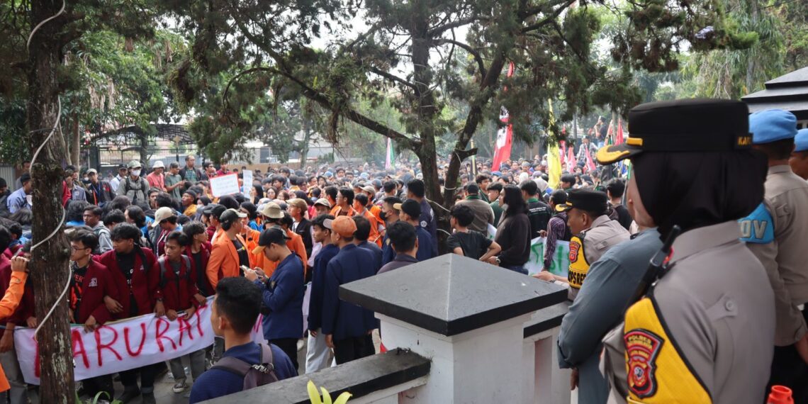Dikawal Ratusan Personel Gabungan, Aksi Unras Tolak RUU Pilkada di Sukabumi Kondusif