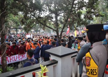 Dikawal Ratusan Personel Gabungan, Aksi Unras Tolak RUU Pilkada di Sukabumi Kondusif