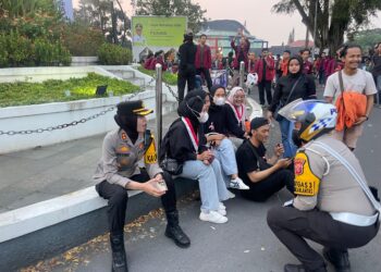 Pemandangan Indah di Unras Tolak RUU Pilkada di Sukabumi, Polisi dan Massa Aksi Akrab