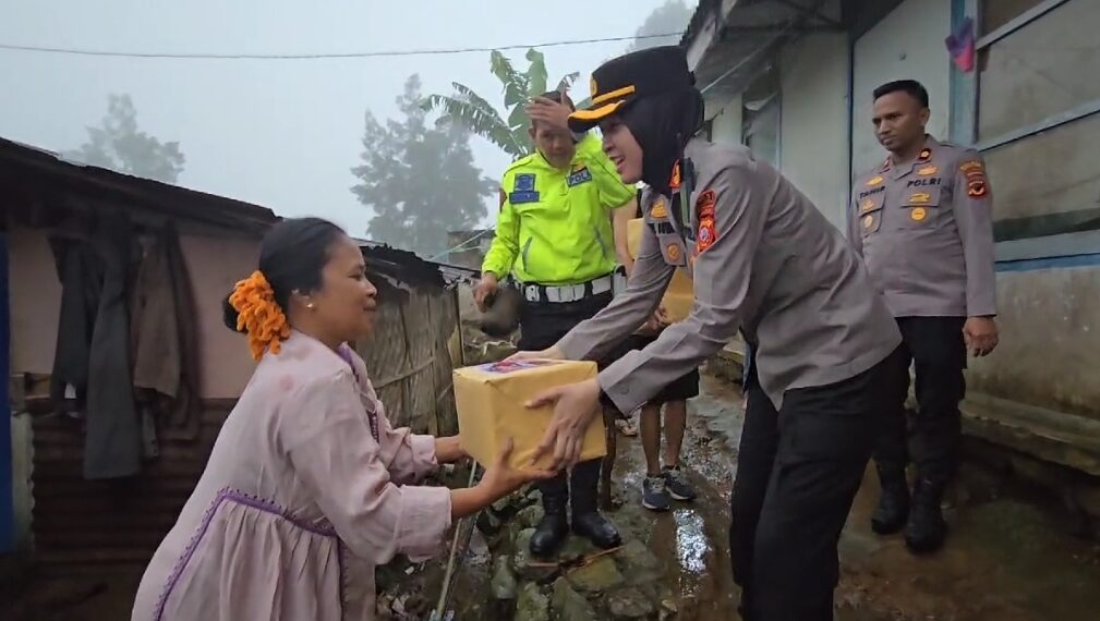 Safari Kamtibmas di Pegunungan, Kapolres Sukabumi Kota Gelar Jum’at Curhat dan Salurkan Bansos