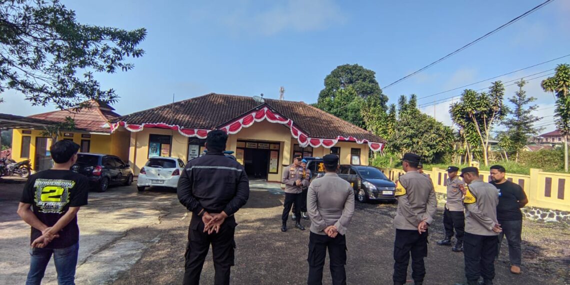 Apel Pagi dan pengecekan kelengkapan personil polsek kadudampit sebagai bentuk kedisiplinan dan kesiapsiagaan Polsek Kadudampit