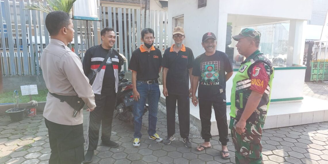 Sinergitas TNI-POLRI Bhabinkamtibmas bersama Babinsa Kelurahan Tipar Sambangi Tokoh Masyarakat.