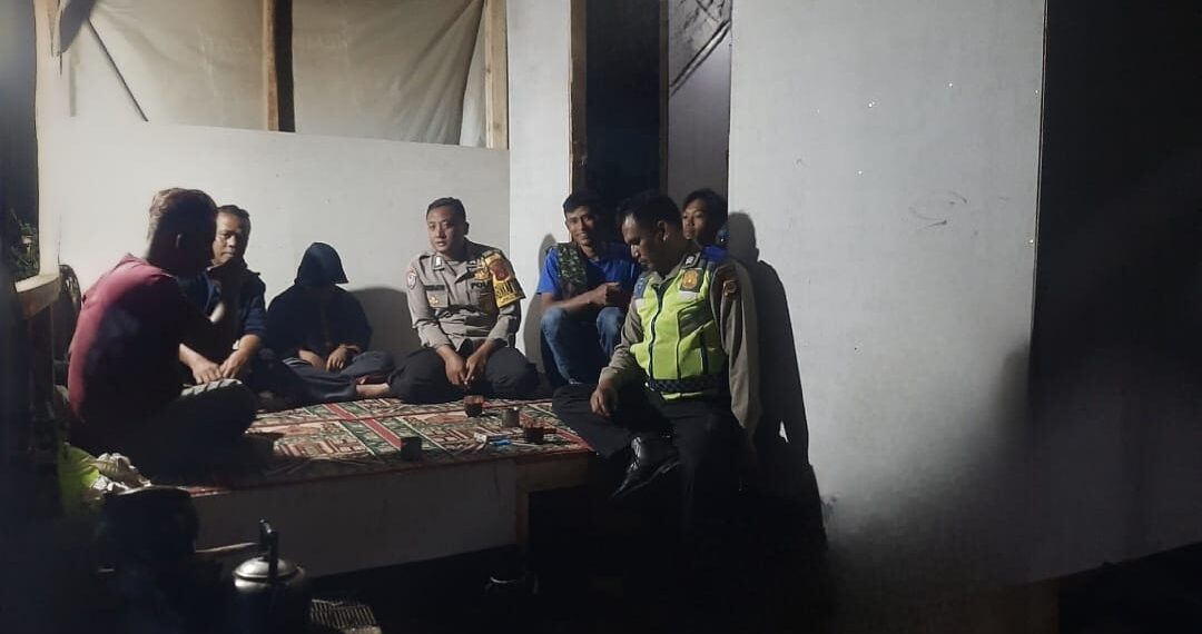 Ngobrol Bersama Masyarakat, Patroli Dialogis Malam Petugas Sampaikan Pesan Kamtibmas
