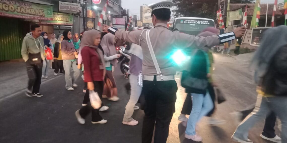 Antisipasi Kemacetan Pagi, Unit Lantas Polsek Sukalarang Laksanakan Gatur Lalin Saat Jam Masuk Karyawan