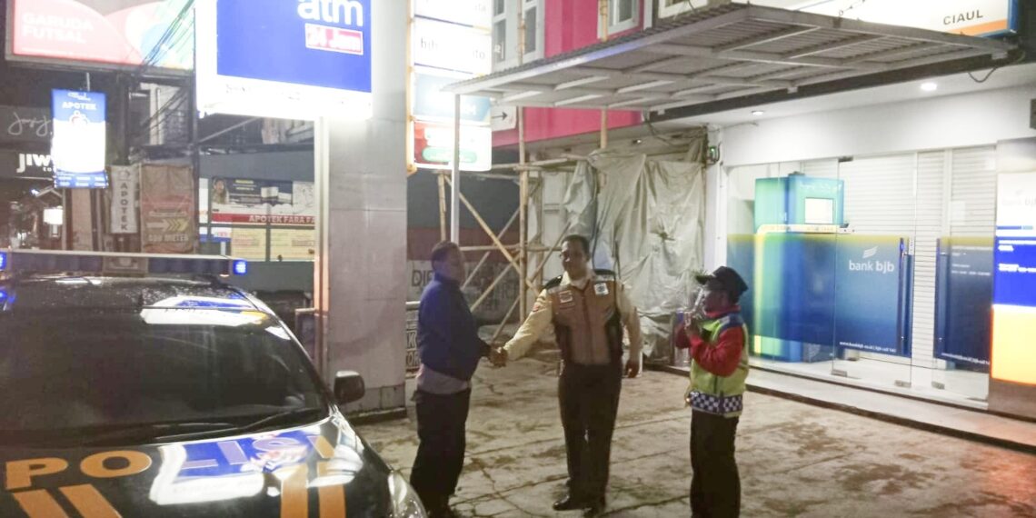Pantau Situasi, Polsek Cikole Rutinkan Giat Patroli Pada Malam Hari