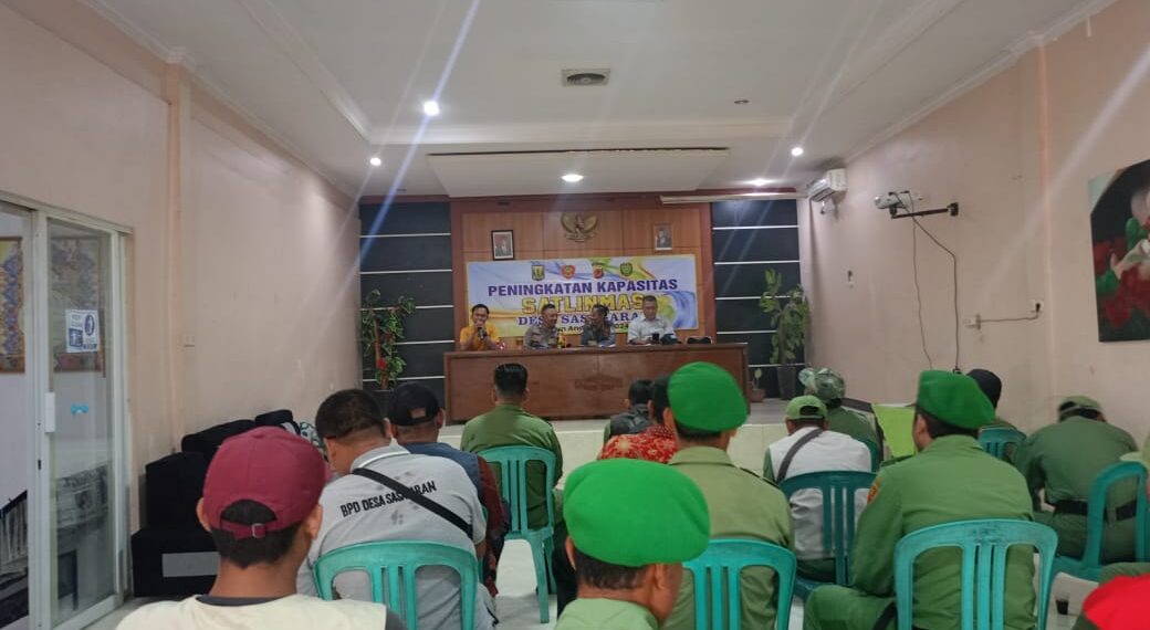 Bhabinkamtibmas Polsek Kebonpedes Memberikan Arahan Dalam Kegiatan Peningkatan Kapasitas Linmas Desa Sasagaran