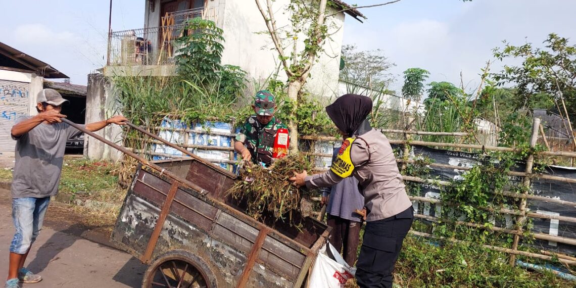 BHABINKAMTIBMAS GOTONG ROYONG MEMBERSIHKAN SAMPAH DAN RUMPUT BERSAMA WARGA SEKITAR