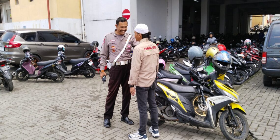 Lantas Polsek Cikole Laksanakan Giat Sambang Dengan Petuga Parkir