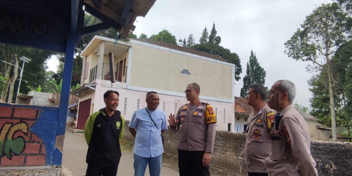 Patroli mobile rutin Polsek Kadudampit untuk mengantisipasi gangguan kamtibmas  di wilayah hukum polsek kadudampit