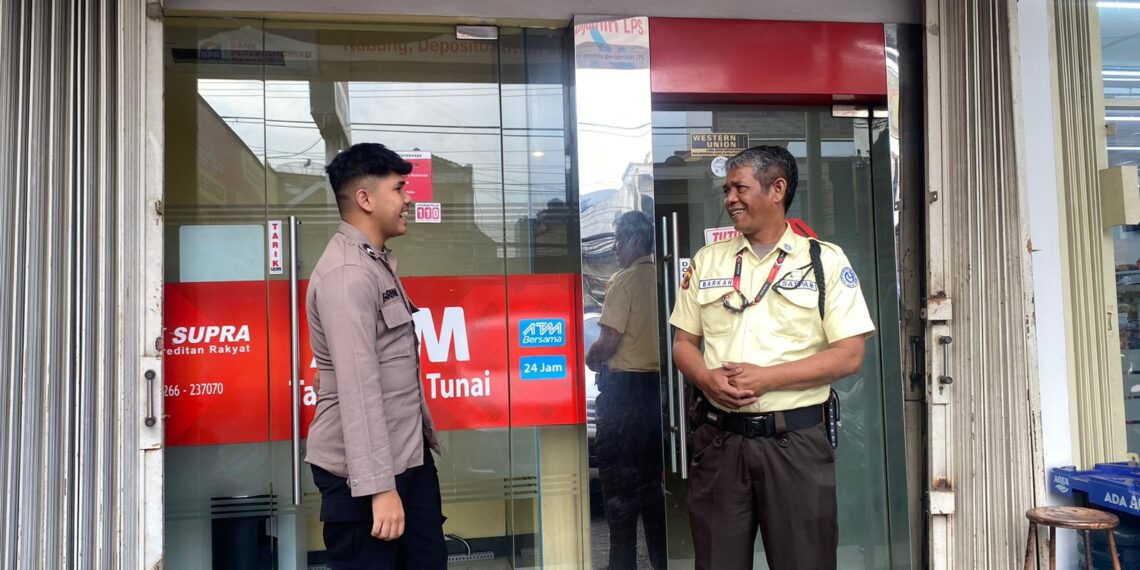 Bhabinkamtibmas Lakukan Pengawalan Perbankan Cegah Gangguan Kamtibmas