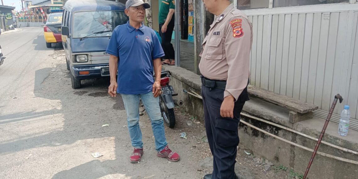Anggota Samapta Polsek Sukabumi Polres Sukabumi Kota Sukabumi Melaksanakan kegiatan Dialogis dengan Masyarakat Seputaran Desa Sudajaya Girang Kecamatan Sukabumi Kabupaten Sukabumi, Rabu (07/08/2024) Siang