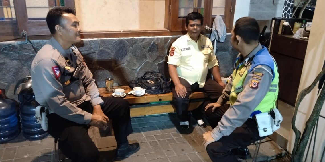 Polsek Cikole Laksanakan Patroli Malam Hari Dan Sambang Dengan Satpam