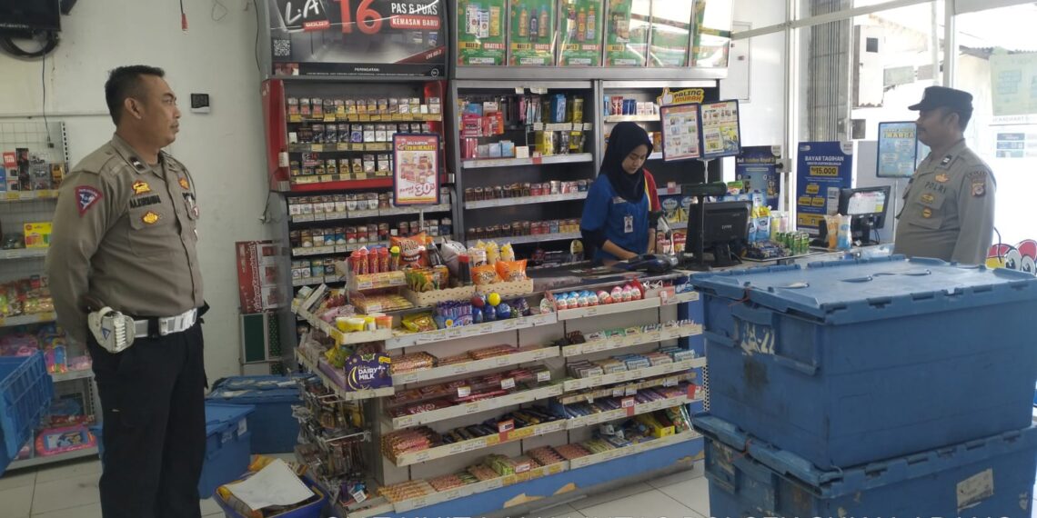 Sampaikan Himbauan Kamtibmas Kepada Karyawan Minimarket saat Patroli Siang