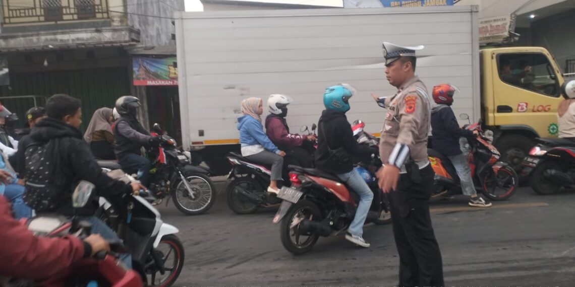 Antisipasi Kemacetan Pagi, Unit Lantas Polsek Sukalarang Melaksanakan Gatur Lalin Saat Jam Masuk Karyawan