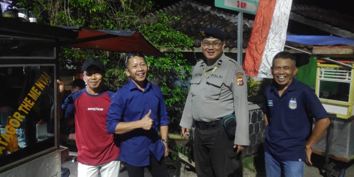 Patroli Polsek Kebonpedes Himbau Warga Tentang Penggunaan Listrik Guna Antisipasi Bahaya Kebakaran