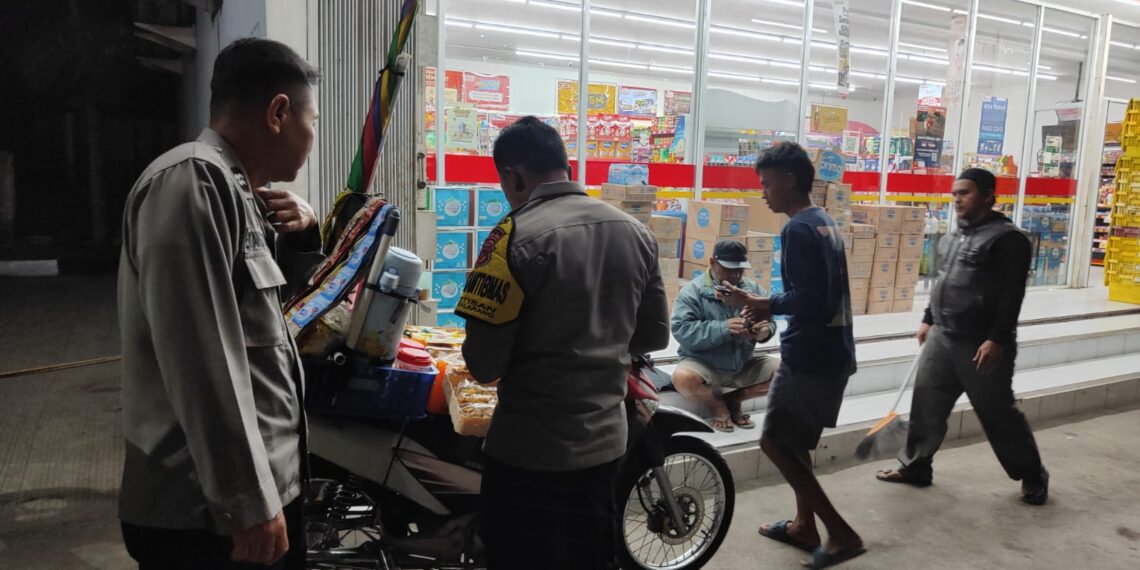 Polisi Patroli Malam Sambangi  Minimarket Dan Dialogis Dengan Masyarakat