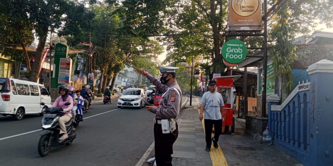 Berikan Pelayanan Di Pagi Hari, Unit Lantas Polsek Cikole Laksanakan Giat Pengaturan