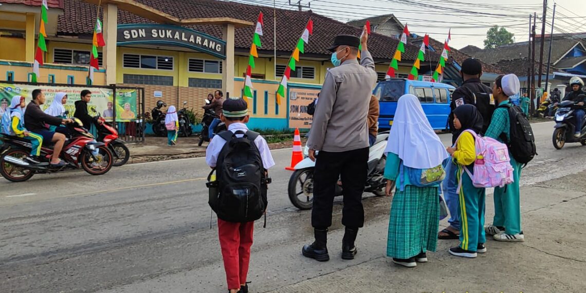 Pastikan Keselamatan Murid Sekolah, Personil Sektor Sukalarang Gatur Lalin Pagi