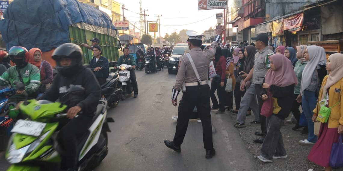 Unit Lantas Polsek Sukalarang Laksanakan Gatur Lalin Saat Jam Masuk Karyawan
