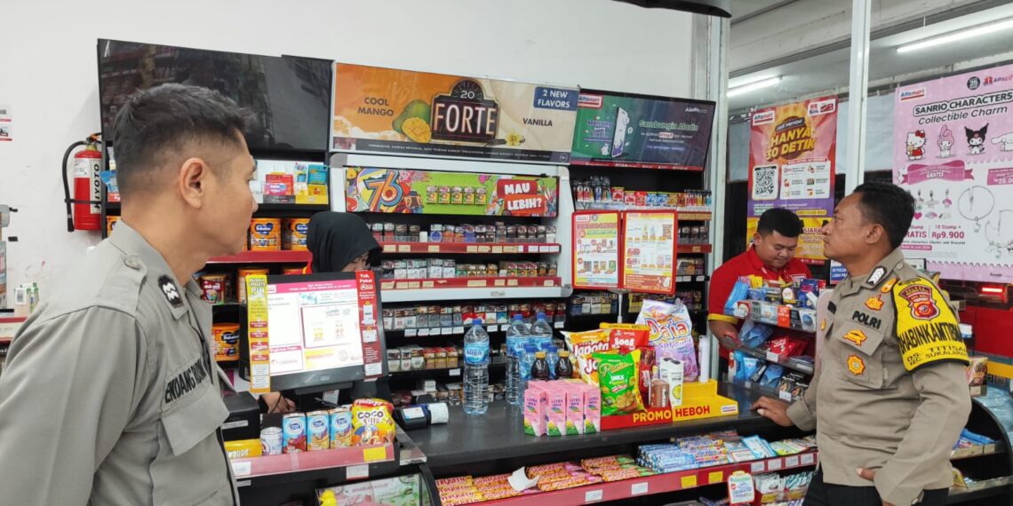 Anggota Polsek Sukalarang Laksanakan Patroli Dialogis Kerawanan Malam Sambangi Minimarket