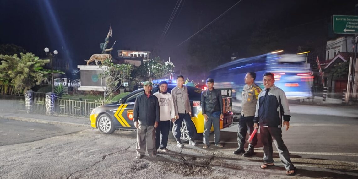 Patroli Strong Point Malam Dialogis Dengan Masyarakat Wujudkan Situasi Kamtibmas Yang Aman