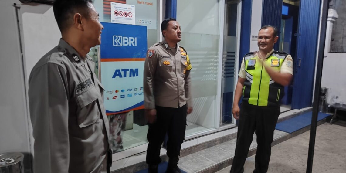 Personil Polsek Sukalarang Patroli Malam Hari Sambangi ATM BRI Cegah Kejahatan Perbankan