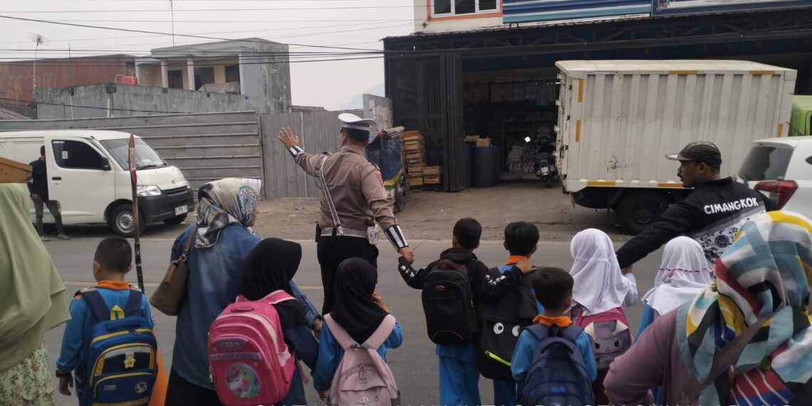 Unit Lantas Sektor Sukalarang Lakukan Strong Poin Saat Siswa Pulang Sekolah