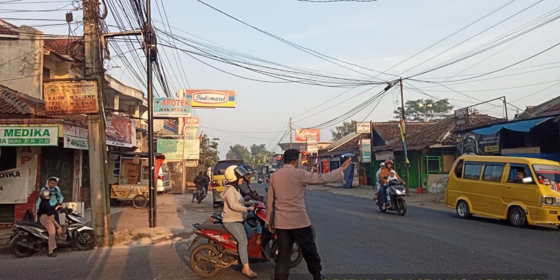 Berikan Pelayanan Kepada Masyarakat, Anggota Polsek Lembursitu Laksanakan Pengaturan Lalu Lintas