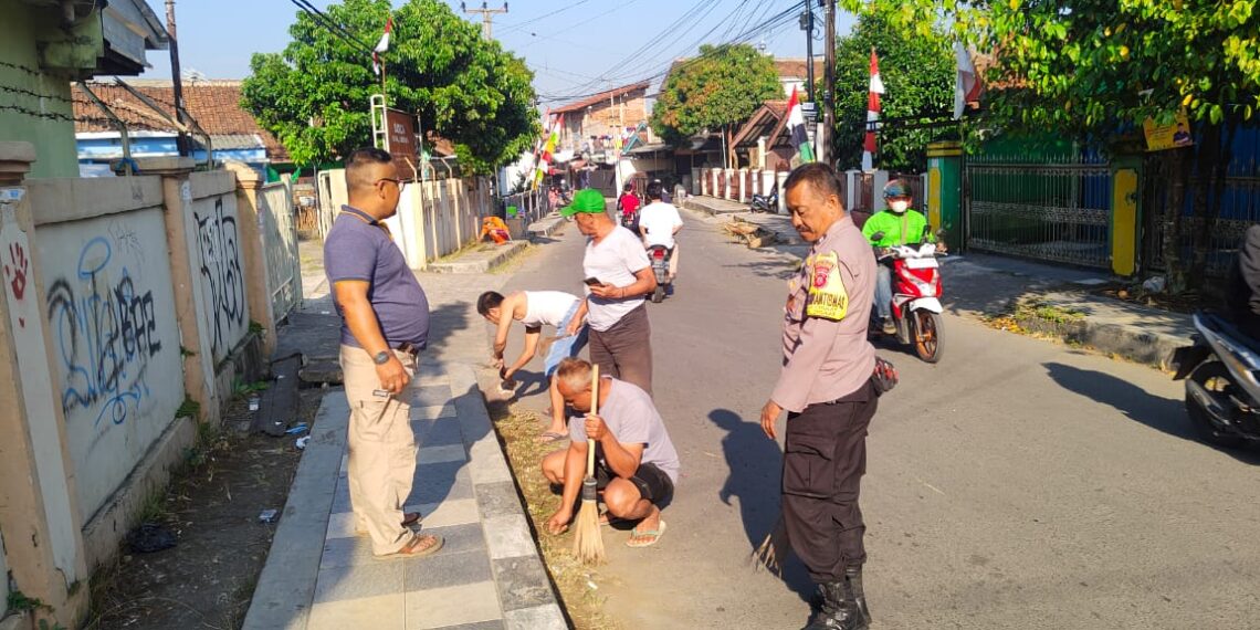 Bersama warga Bhabinkamtibmas Polsek Cisaat laksanakan Jumsih