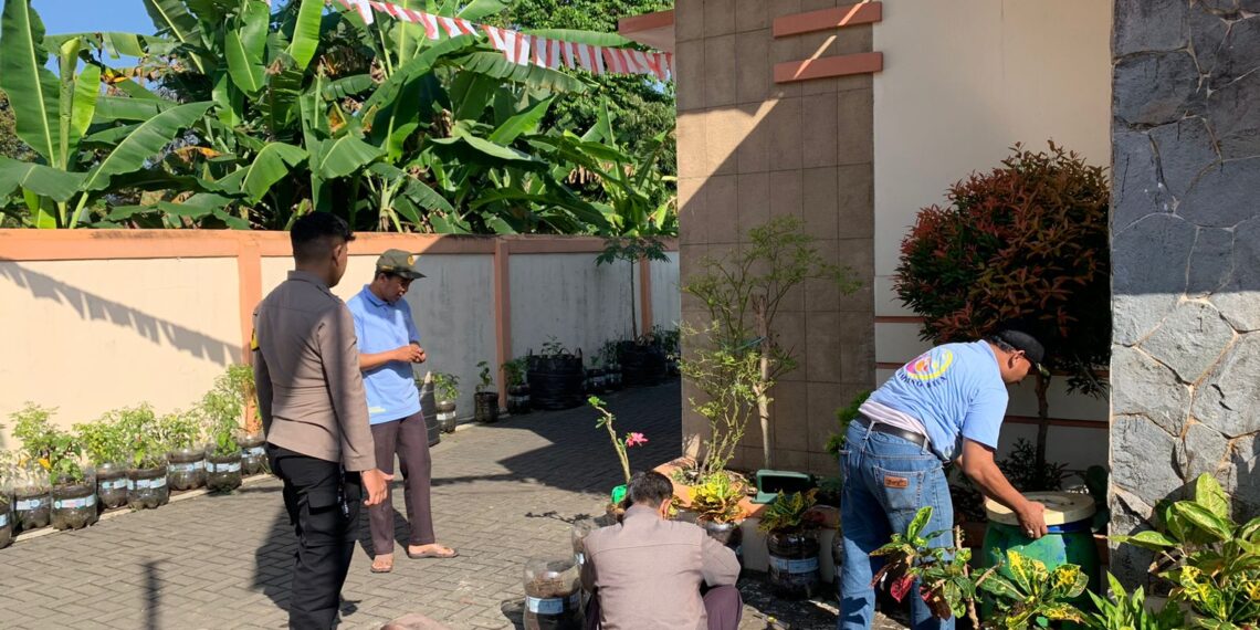 Jumat Bersih, Bhabinkamtibmas Bantu Warga Bersihkan Sampah